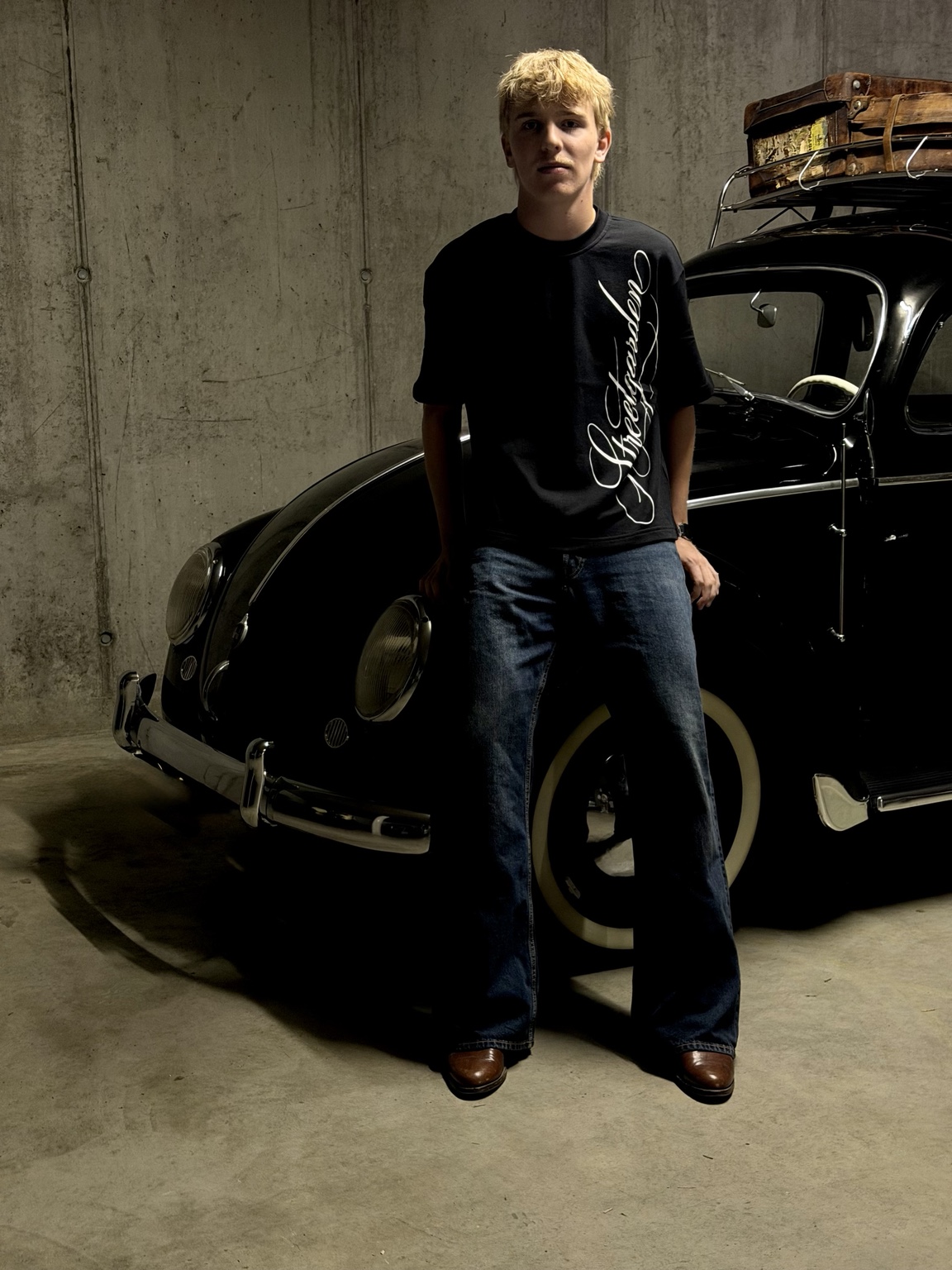 Archive 001 T-Shirt getragen vor einem Oldtimer